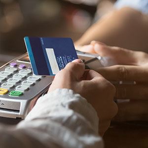 persona paying with a credit card